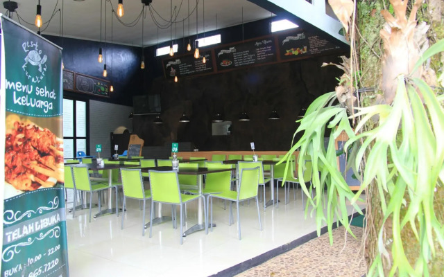 RedDoorz Resort @ Cimahpar Bogor