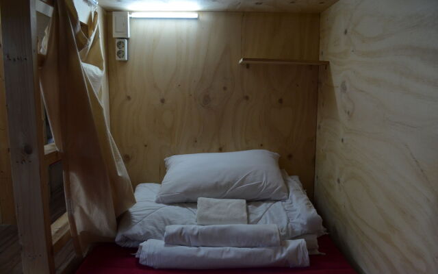 The Style Capsule Guesthouse - Hostel