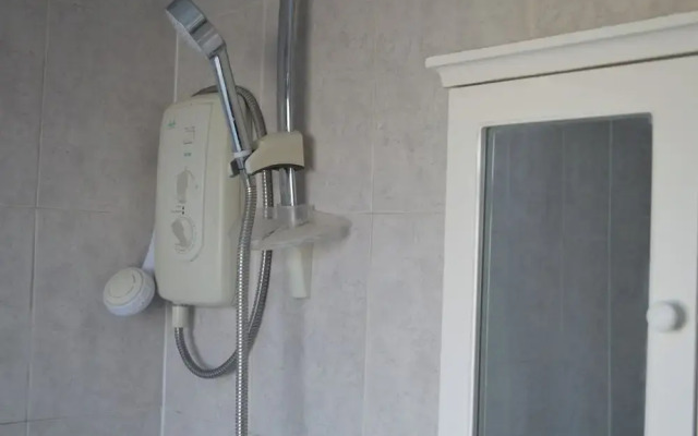Colindale/sleeps7/privategarden/3br/freeparking/