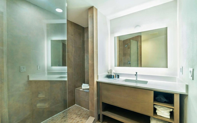 Comfort Suites Kelowna