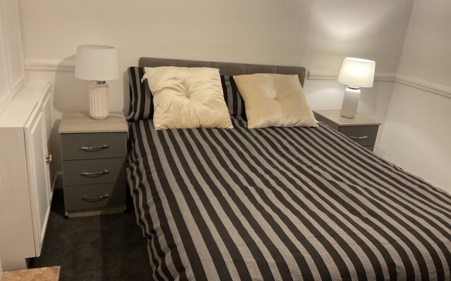 Stunning 4-bed House in Rochester