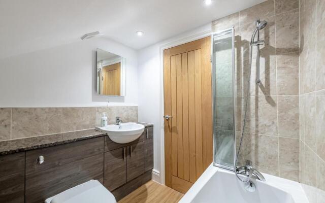 Modern & Spacious 2 Bedroom Maisonette