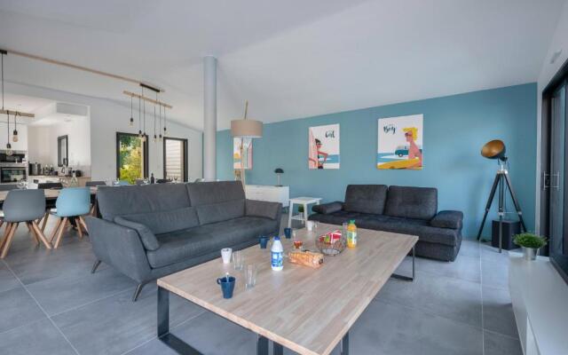Maison moderne avec piscine et jacuzzi pour 15 personnes !