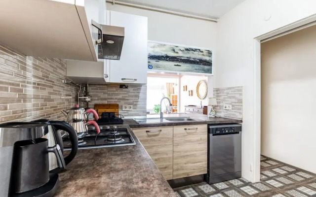 Spacious Flat w Balcony 3 min to Kadikoy Square