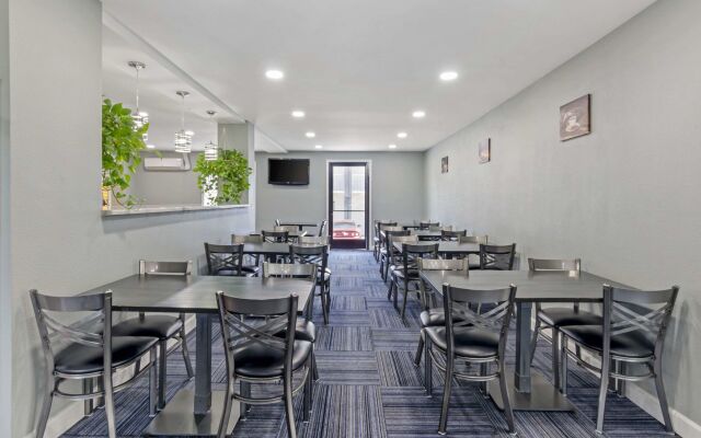 Suburban Studios Verona - Staunton North