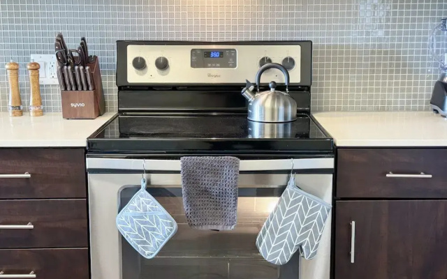 Beautiful 1 BR in LA Gym Pool 10mins to Cedar