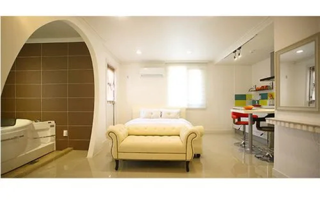 Nami Island Thira Pension