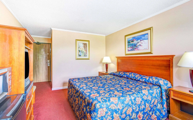 Red Roof Inn Suffolk