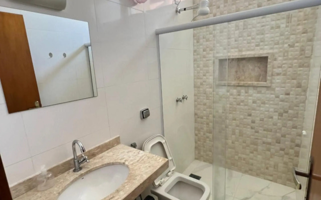 Casa c/ quartos separados + churrasqueira ampla.