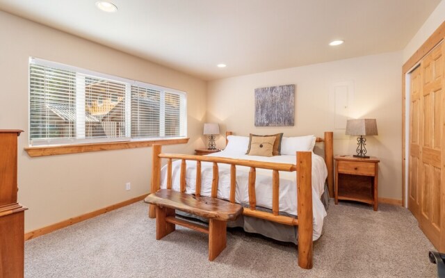 Getaway Moose 3 Bedroom Home by NW Comfy Cabins by RedAwning