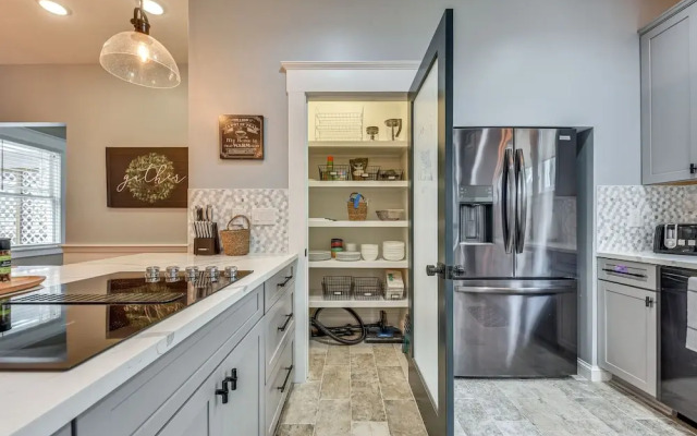 Chic Jacksonville Getaway, Walk to River & Parks!