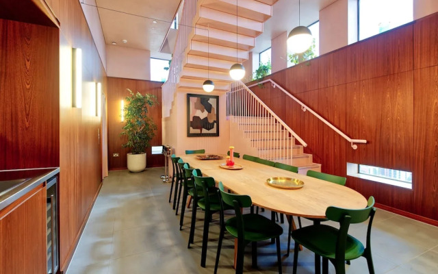 Luxuriant One-bedroom Poplar Apartment