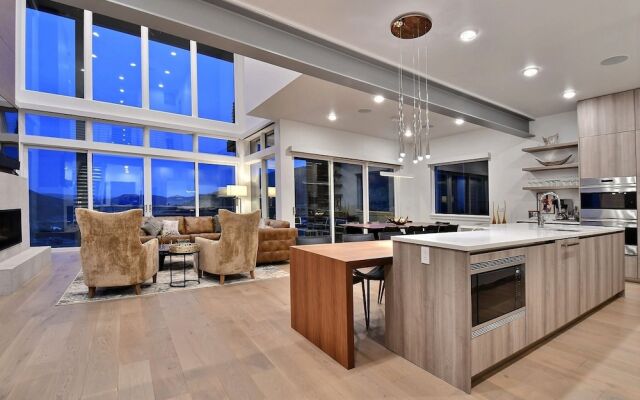 Huge & Newly Constructed 5br/5ba -private Hot Tub! 5 Bedroom Condo by RedAwning