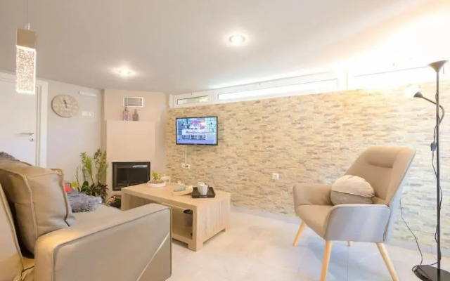 Santa Barbara lux studio in Marathonas