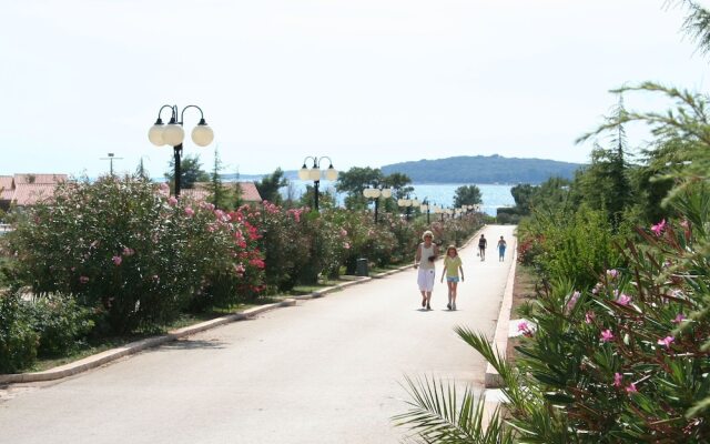 Carefully Furnished Bungalow with 2 Bathrooms, 7km From Pula
