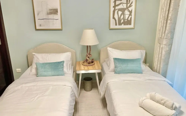 Whitesage - Lakefront Apartment Amidst Parks With Lake Access