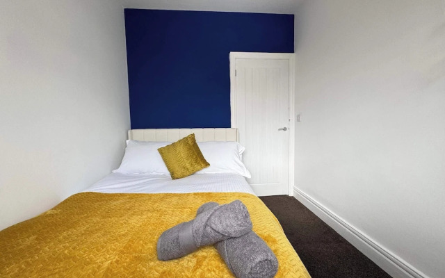 City Centre-4 Br-sleeps 7-garden-free Parking