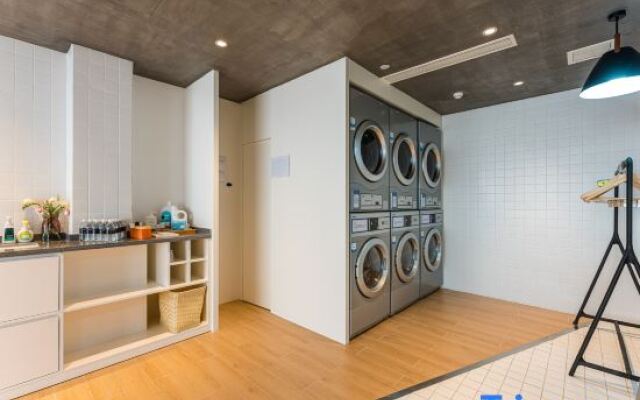 Atour Hotel Shanghai Jingan Daning International