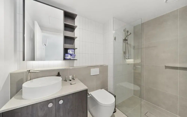 Phillip 2-bed: Chic Interiors, Amazing Amenities