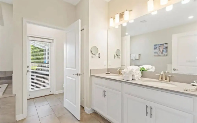 Upstay - Championsgate Home w Hot Tub-pool-cinema