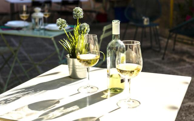 Hostly - The Urban Garden House - 3 Bedrooms, Garden, Great Location!