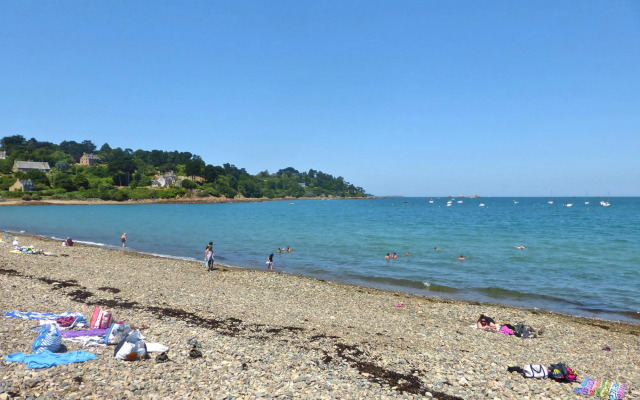 Comfortable Holiday Home, Near Ploubazlanec Beach