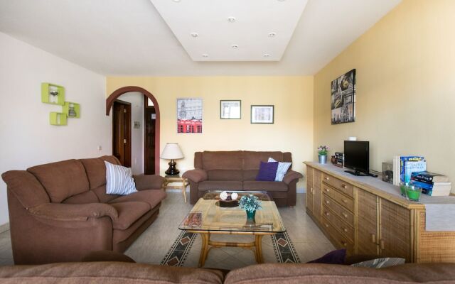 The Midpoint Apartment, Coastal Life Between the Two Beaches
