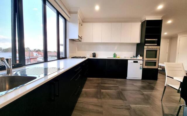 New modern 3 bedroom apartment in St Kilda East