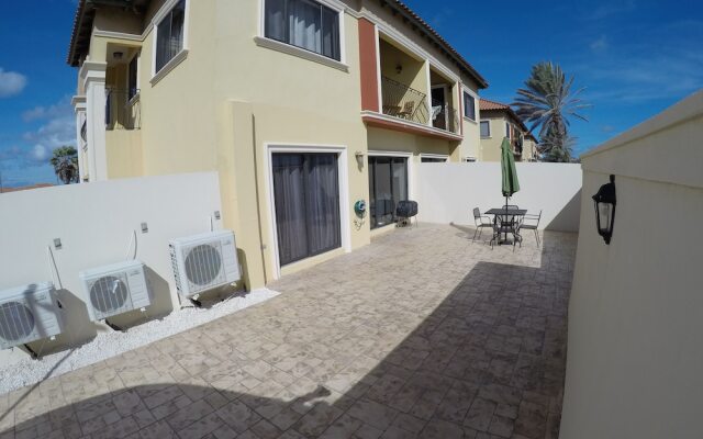 Gold Coast - Beautiful 2 Bedroom Town House