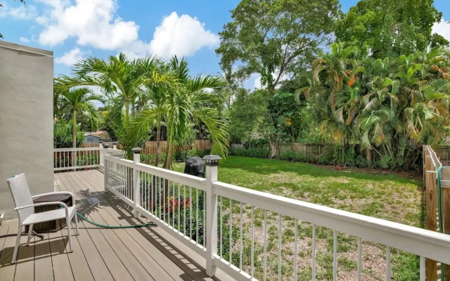 Sunshine Getaway Sleeps 4!