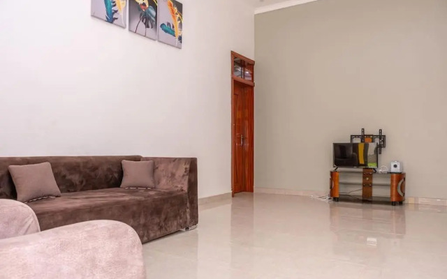 Cheerful 4-bedroom home with parking