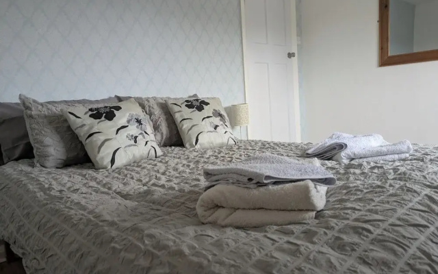 1-bed Home for 2, Parking, Garden & Great Location