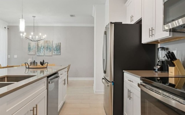 Amazing 4bdr House Storey Lake