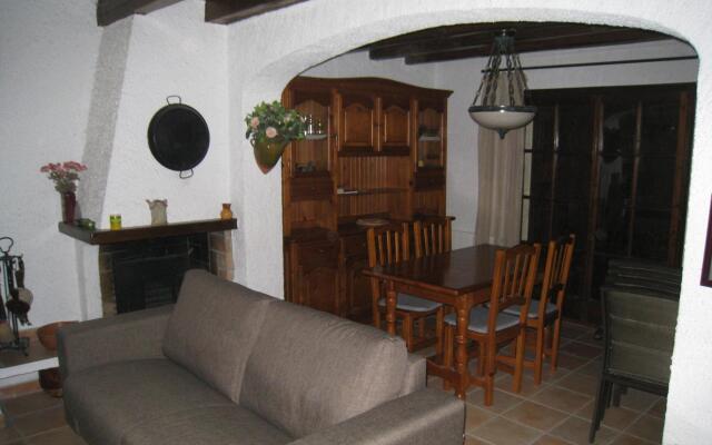 Cozy Holiday Home in L'Estartit with Swimming Pool