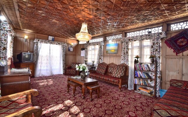 Golden Hopes Group Of Houseboats