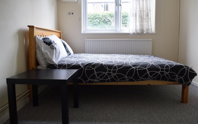 Spacious 2 Bedroom House in Bow