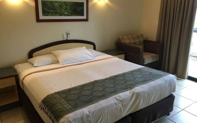 Bay Village Tropical Retreat & Apartments