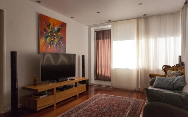 Bright And Spacious 2 Bedroom Apartment In Windsor