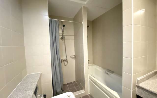 Luxury 2BR Apartment with partial Marina views