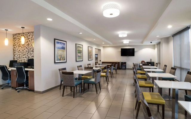 Comfort Inn & Suites Victoria North