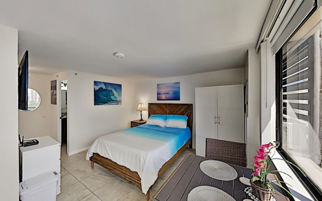 Hawaiian Monarch 1604 Condo by RedAwning