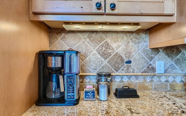 Slopeview Sanctuary 4 Bedroom Home by RedAwning