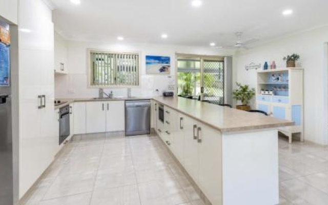 Comfortable lowset family home only minutes from the water! Tarooki St, Bellara – Hotel Rooms – Bellara