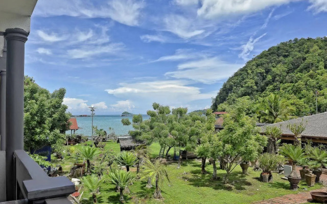 Penarak Bamboo Beach Motel