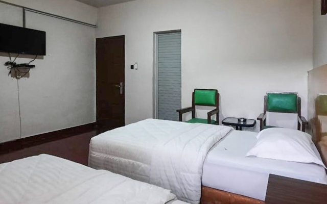 RedDoorz near Pagoda Open Stage Parapat – Guest Rooms – Parapat