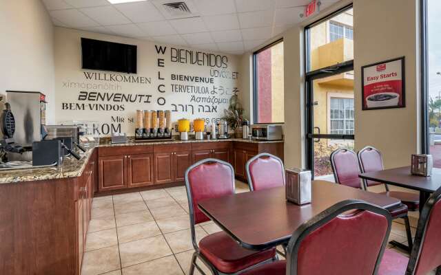 Econo Lodge Inn & Suites Maingate Central