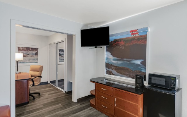 Oceanside Inn & Suites, a Days Inn by Wyndham