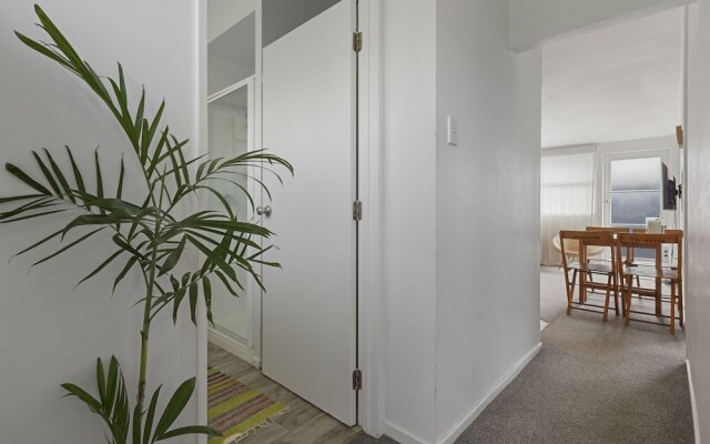 Central Quiet 2BR Apt -  Wifi -  Parking