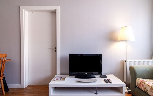Sleek and Central Flat With Shared Pool in Sisli