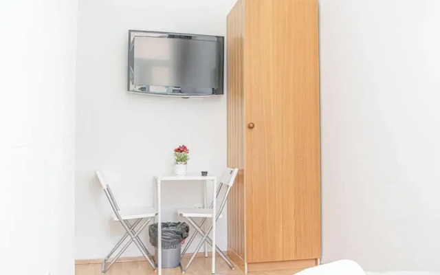 6BR Apt with Garden near Danube